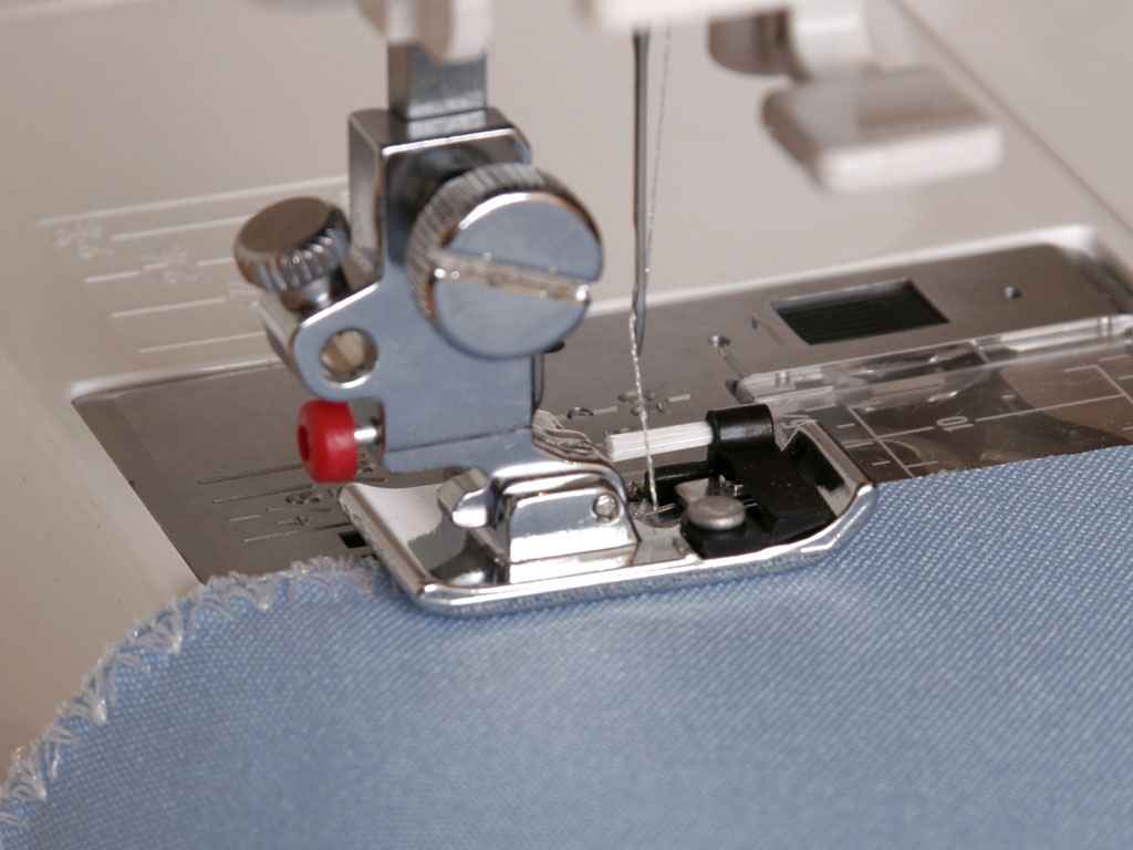 Фото  Лапка для швейных машин Janome оверлочная (C) с кисточкой 822801001 | Текстильторг