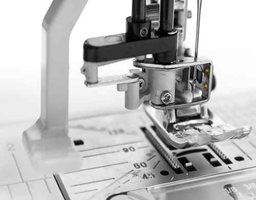Фото  Швейная машина с вышивальным блоком Janome Skyline S9 | Текстильторг